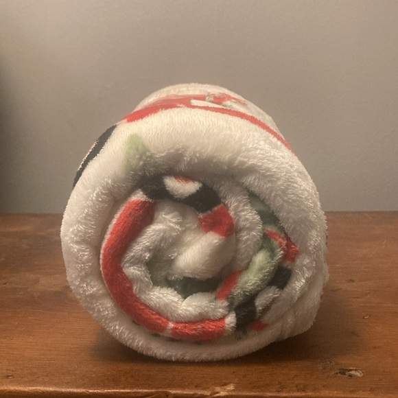 NWT- Super Soft- Cream w/ Red Farmtrucks & Christmas Trees Throw Blanket 50x60 - Picture 17 of 17